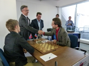 👉 Magnus Carlsen no Brasil - GRAND SLAM 2011. 